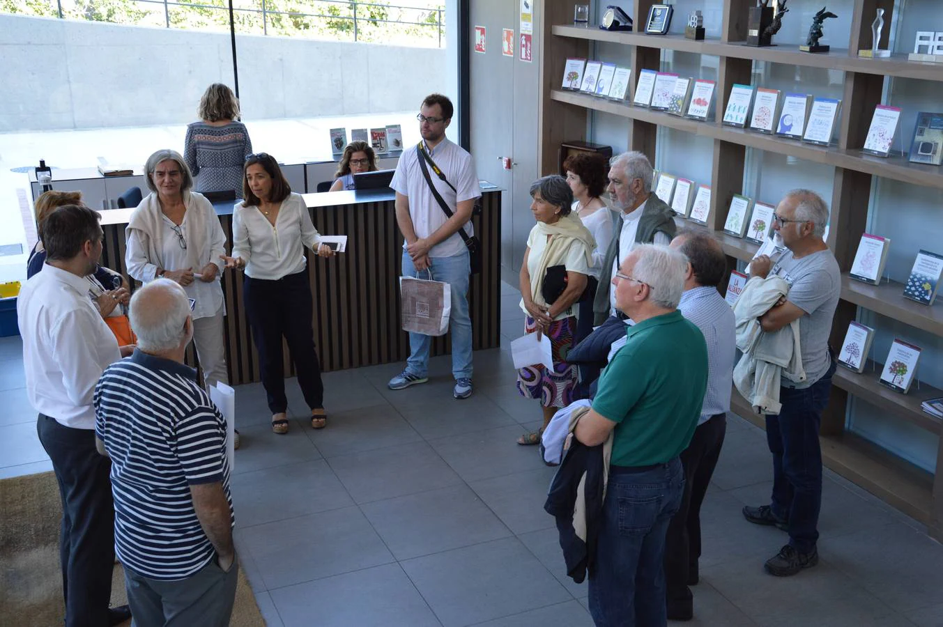 Con motivo de la Semana de la Arquitectura, el COAR organizó dos visitas a la sede de UNIR. Las arquitectas Montserrat Arrufat y Mónica Farrán guiaron a los más de 30 asistentes por el edificio inteligente y les han explicado cómo se desarrolló el proyecto de reforma del antiguo inmueble de Fernández Mueblistas.