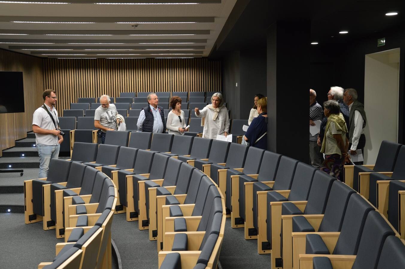 Con motivo de la Semana de la Arquitectura, el COAR organizó dos visitas a la sede de UNIR. Las arquitectas Montserrat Arrufat y Mónica Farrán guiaron a los más de 30 asistentes por el edificio inteligente y les han explicado cómo se desarrolló el proyecto de reforma del antiguo inmueble de Fernández Mueblistas.