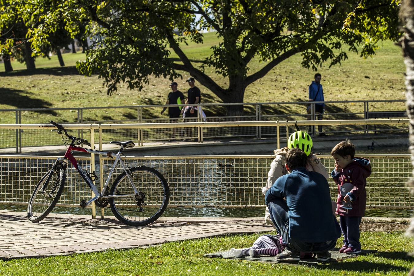 La Agrupación de Urbanistas del COAR organizó un recorrido arquitectónico por la ciudad en bicicleta