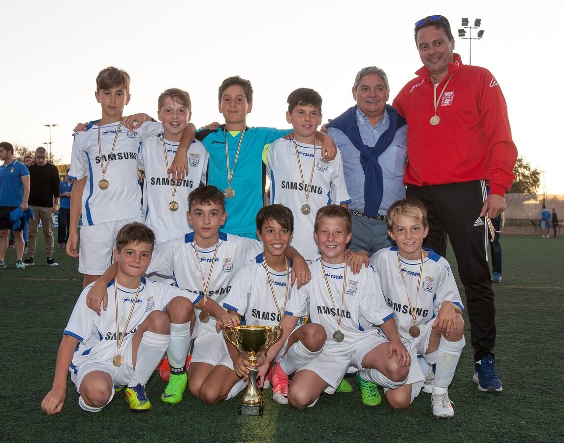 Diversión y deporte en el torneo alevín de fútbol 8 San José de Calasanz.