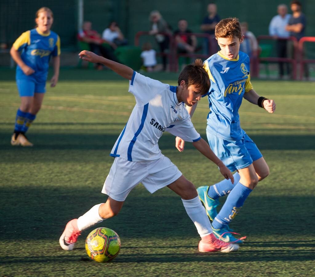 Diversión y deporte en el torneo alevín de fútbol 8 San José de Calasanz.