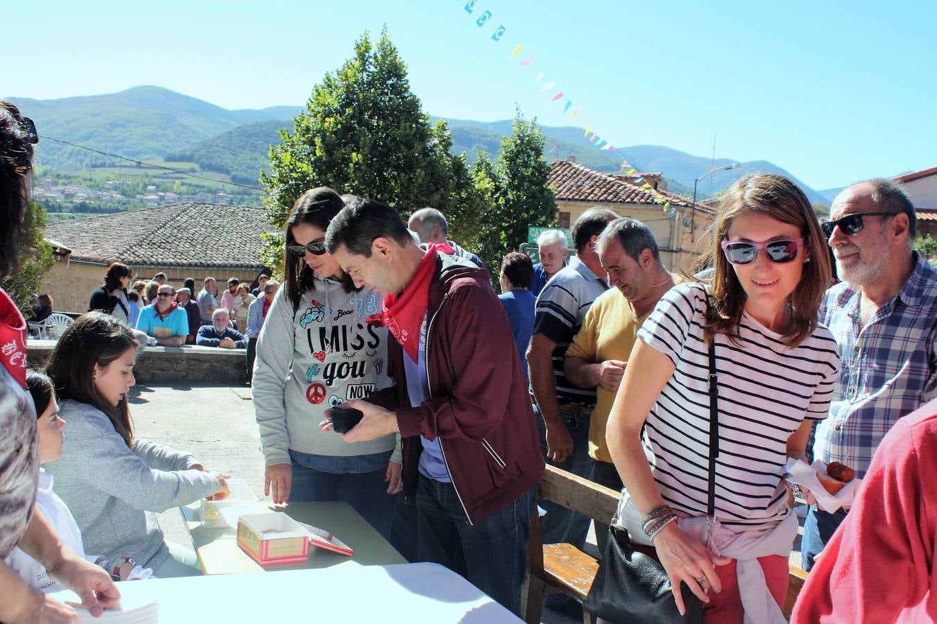 La localidad celebró ayer el disparo del cohete de las fiestas de la Octava.