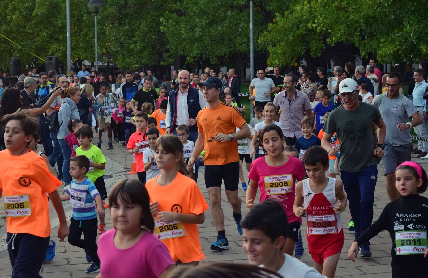 Decenas de niños participaron en el minimaratón solidario, a favor de Cruz Roja.