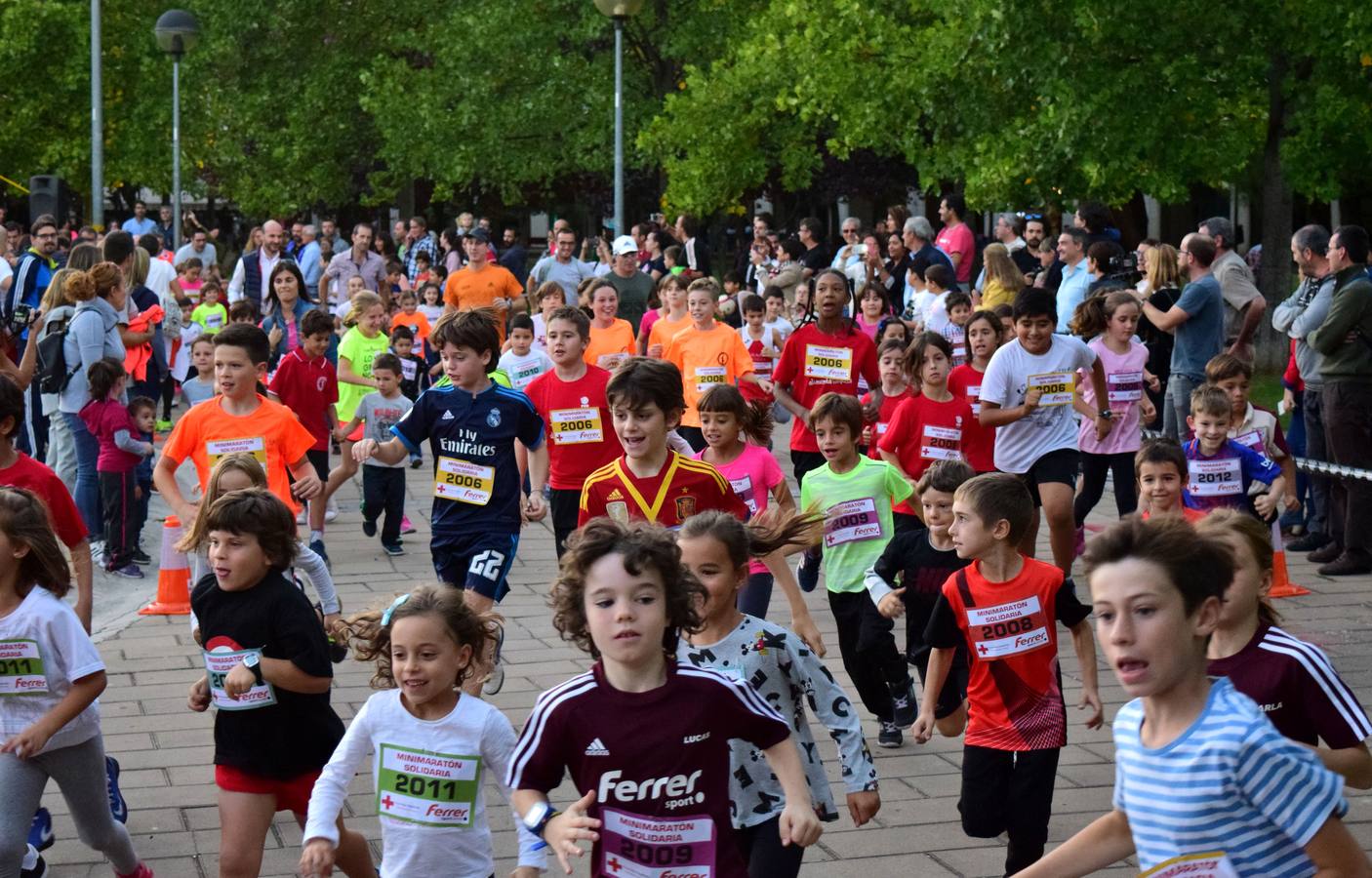 Decenas de niños participaron en el minimaratón solidario, a favor de Cruz Roja.