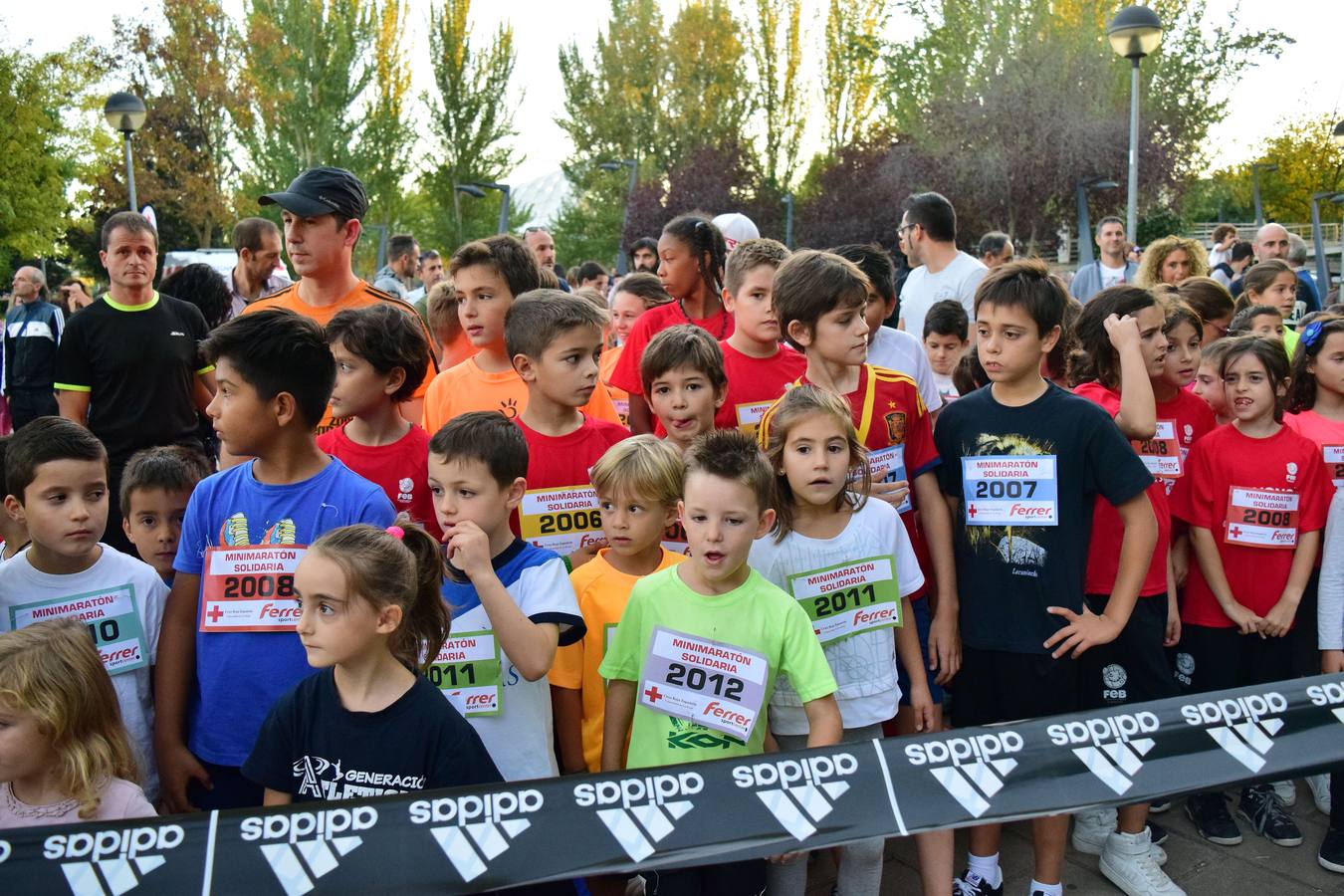 Decenas de niños participaron en el minimaratón solidario, a favor de Cruz Roja.