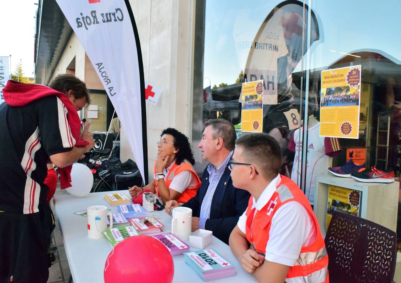 Decenas de niños participaron en el minimaratón solidario, a favor de Cruz Roja.