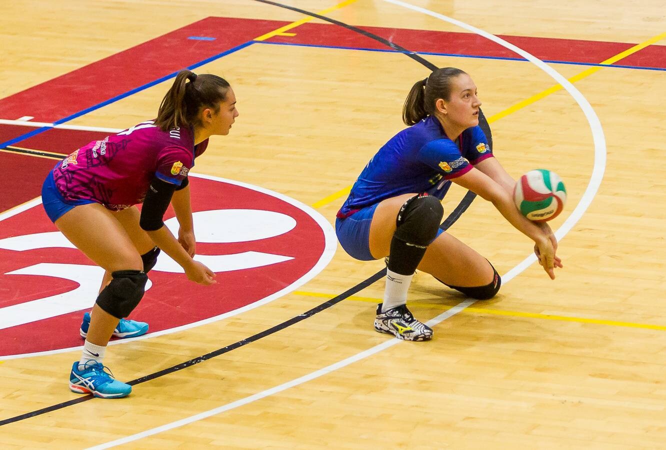 El Minis de Arluy Logroño gana al Haro Rioja Voley por 3 a 0 en el primer partido de la Superliga. 