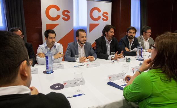 Del Campo, entre Pablo Baena y Diego Ubis, durante el encuentro con agentes sociales y económicos de La Rioja en la tarde de ayer. :: d.uriel