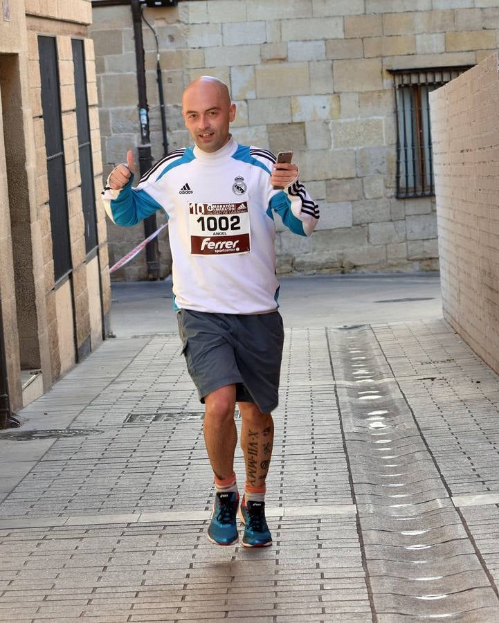 Centenares de participantes disfrutaron corriendo en la Maratón 10 kilómetros Ciudad de Logroño.