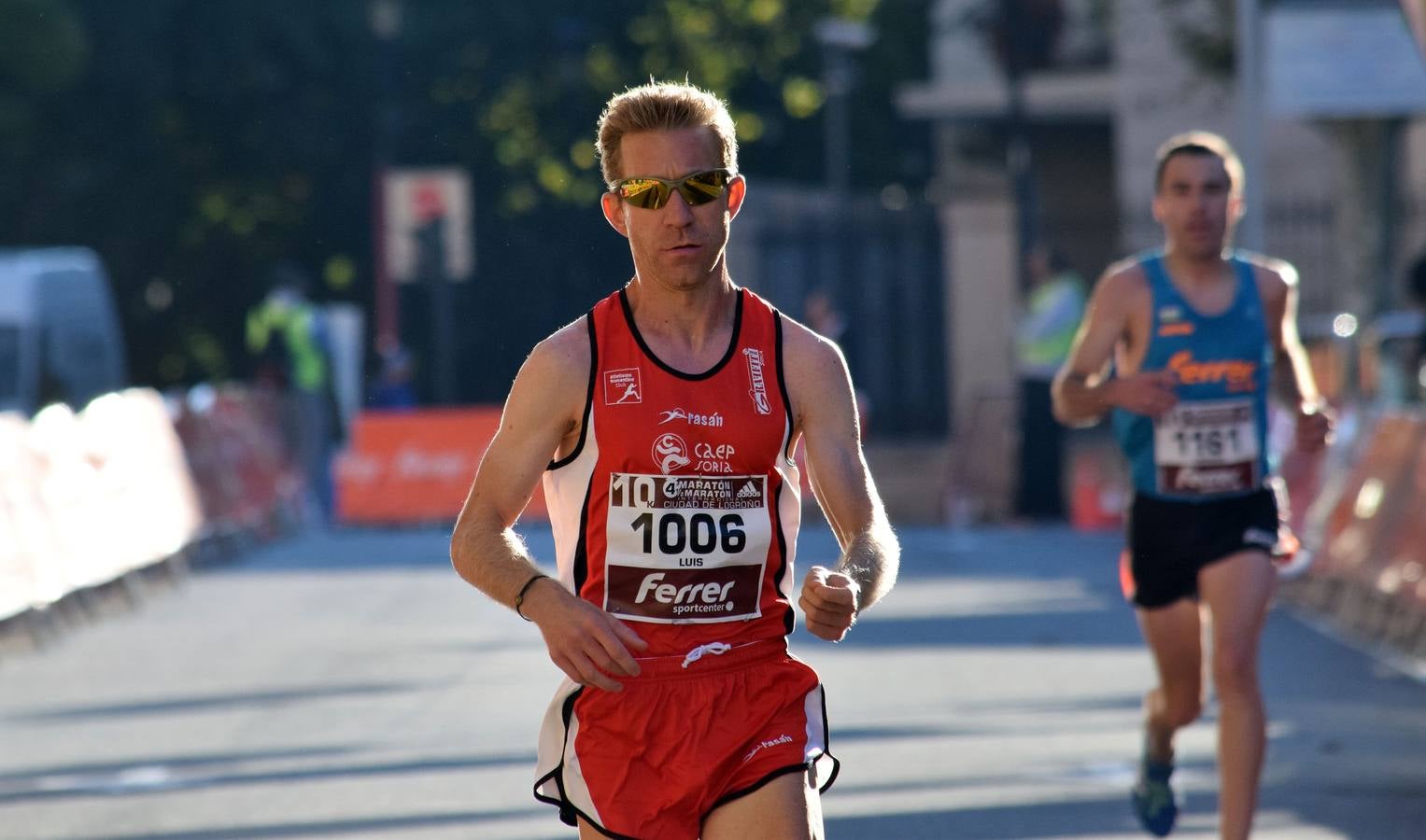 Centenares de participantes disfrutaron corriendo en la Maratón 10 kilómetros Ciudad de Logroño.