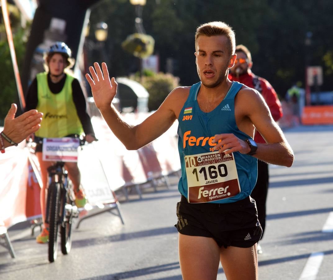 Centenares de participantes disfrutaron corriendo en la Maratón 10 kilómetros Ciudad de Logroño.