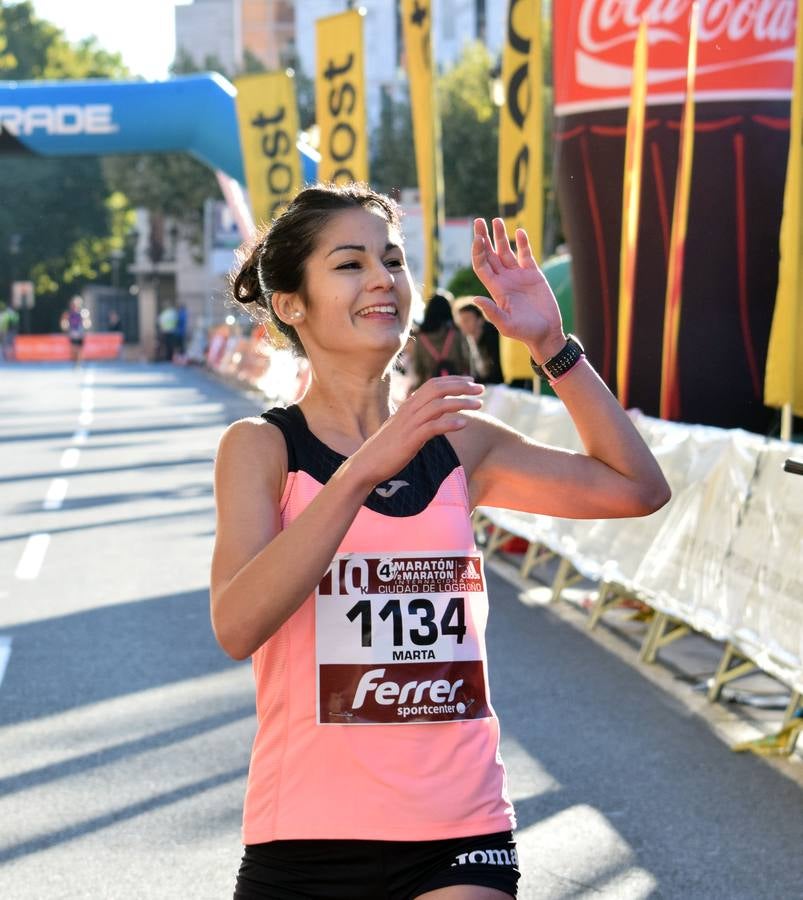 Centenares de participantes disfrutaron corriendo en la Maratón 10 kilómetros Ciudad de Logroño.