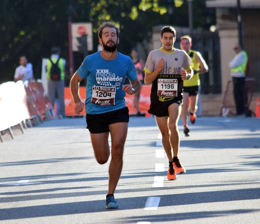 Centenares de participantes disfrutaron corriendo en la Maratón 10 kilómetros Ciudad de Logroño.