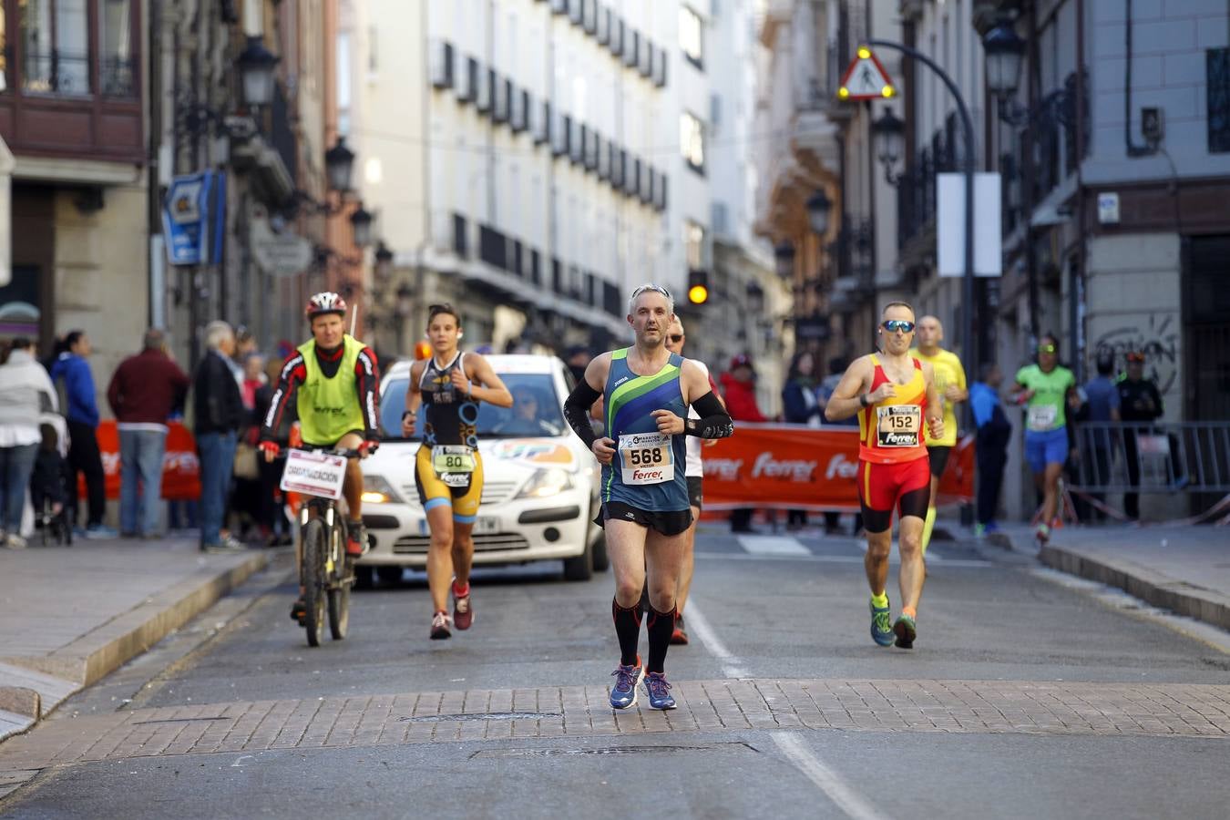 MIl doscientos atletas han participado hoy en esta carrera que se ha celebrado en el centro de Logroño.