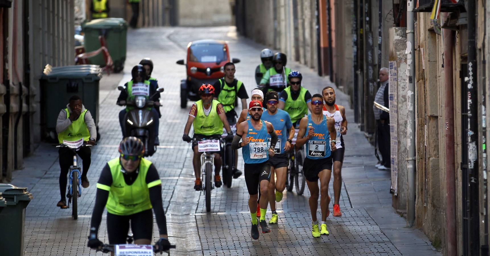 MIl doscientos atletas han participado hoy en esta carrera que se ha celebrado en el centro de Logroño.