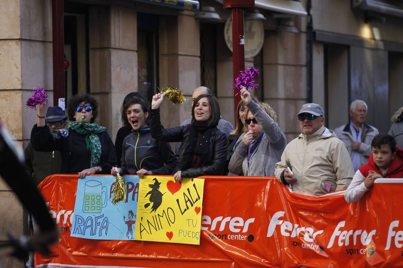 MIl doscientos atletas han participado hoy en esta carrera que se ha celebrado en el centro de Logroño.