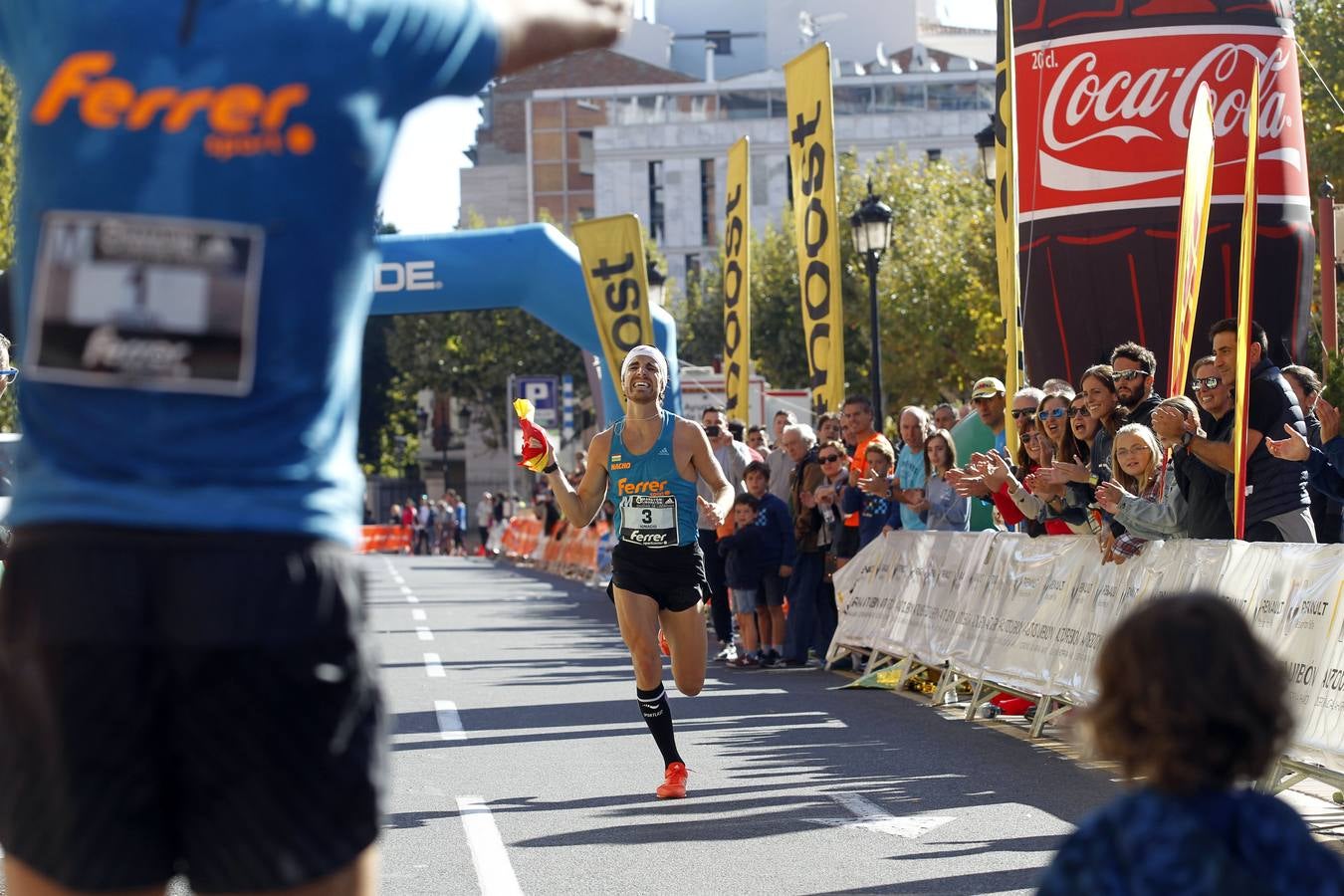 Los participantes en la Maratón y Media Maratón Ciudad de Logroño llegan a la meta.