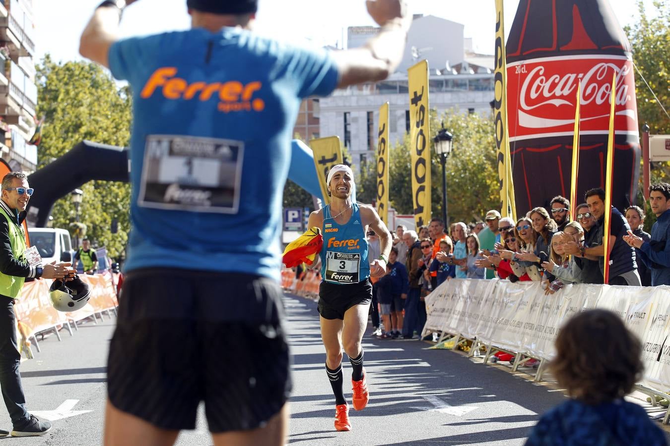 Los participantes en la Maratón y Media Maratón Ciudad de Logroño llegan a la meta.