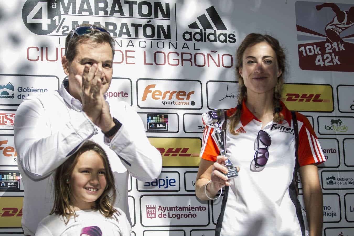 Los participantes en la Maratón y Media Maratón Ciudad de Logroño llegan a la meta.