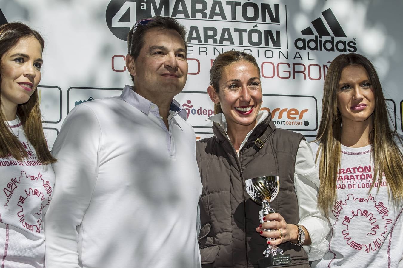 Los participantes en la Maratón y Media Maratón Ciudad de Logroño llegan a la meta.