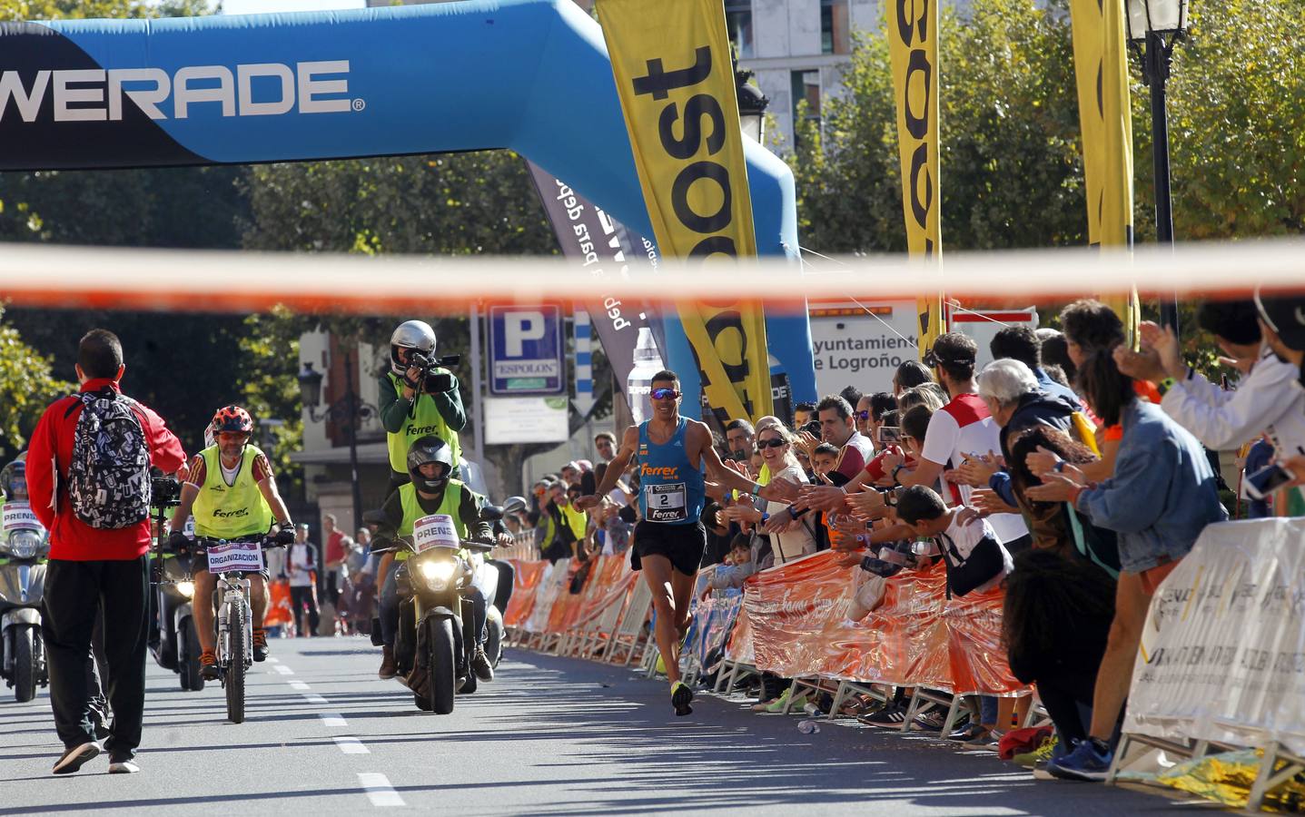 Los participantes en la Maratón y Media Maratón Ciudad de Logroño llegan a la meta.