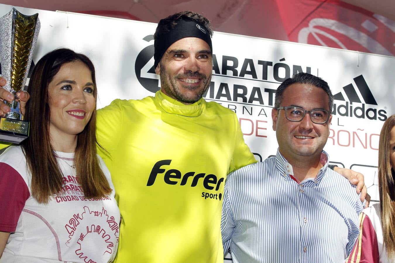 Los participantes en la Maratón y Media Maratón Ciudad de Logroño llegan a la meta.