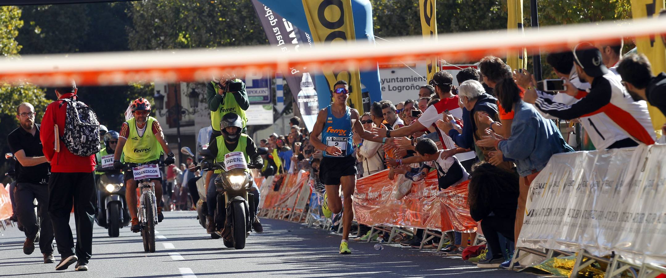 Los participantes en la Maratón y Media Maratón Ciudad de Logroño llegan a la meta.