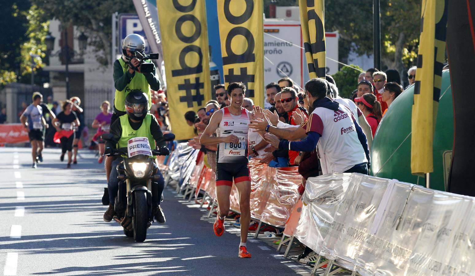 Los participantes en la Maratón y Media Maratón Ciudad de Logroño llegan a la meta.