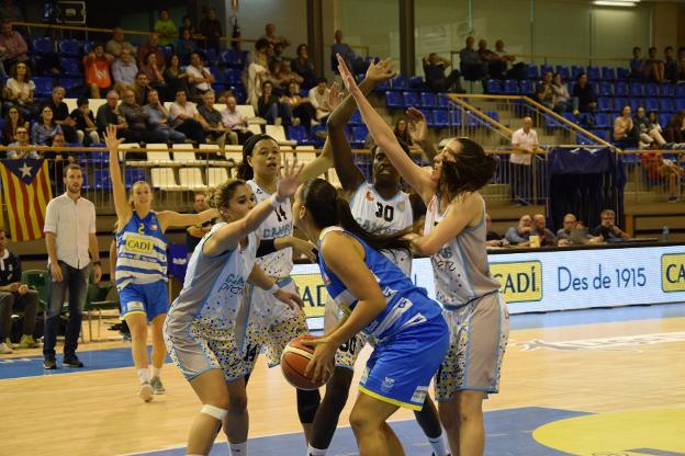 Pedrals, Whitney Knight, Livulo y Aponte tratan de frenar a una jugadora del Cadí La Seu. ::