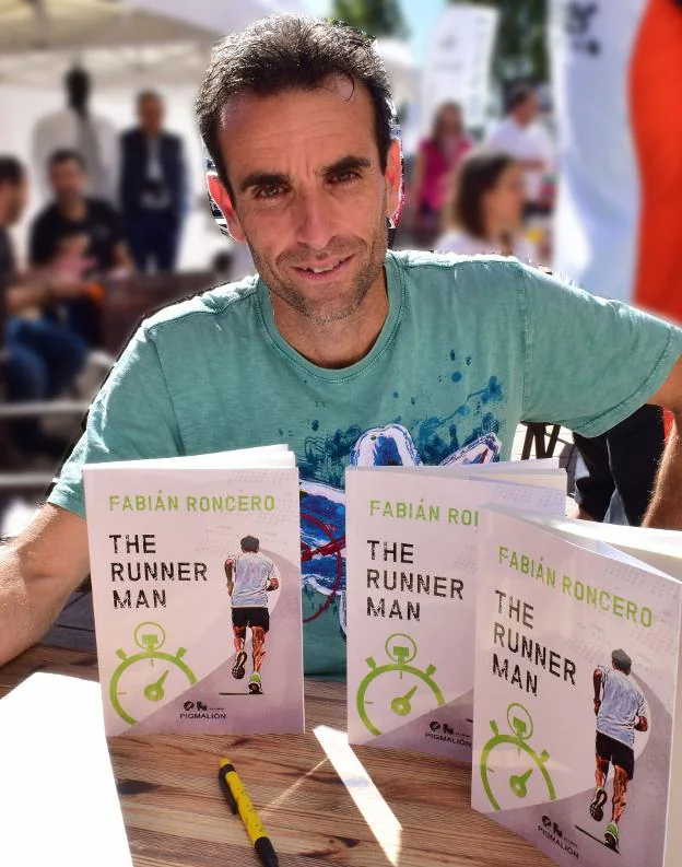 Fabián Roncero, durante la firma de libros de ayer. :: miguel herreros