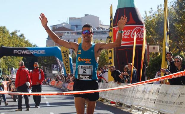 Kike Fernández entra victorioso en meta tras ganar el Maratón de Logroño. 