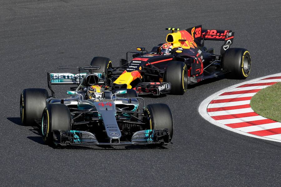 Lewis Hamilton volvió a salir ganador de una carrera de Fórmula 1. El británico, líder de la clasificación se impuso a Max Verstappen y Ricciardo. Vettel, que salió segundo, tuvo que abandonar al igual que el español, Carlos Sainz. Fernando Alonso acabó en la undécima posición.