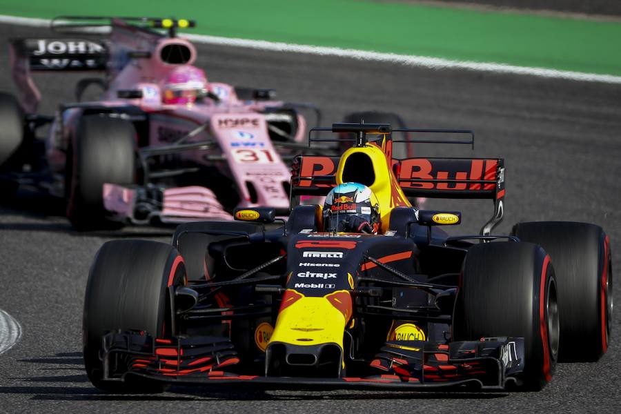 Lewis Hamilton volvió a salir ganador de una carrera de Fórmula 1. El británico, líder de la clasificación se impuso a Max Verstappen y Ricciardo. Vettel, que salió segundo, tuvo que abandonar al igual que el español, Carlos Sainz. Fernando Alonso acabó en la undécima posición.