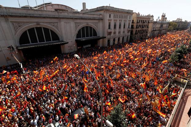 Cientos de miles de personas se manifiestan en Barcelona a favor de la unidad de España. :: R. m. / reuters