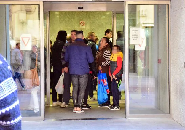 Usuarios ayer en la Oficina de Empleo de Logroño. :: Miguel Herreros