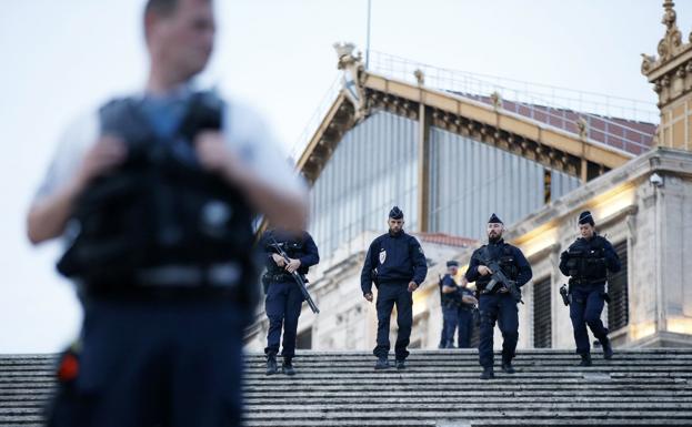 Policías en Marsella tras el atentado. 