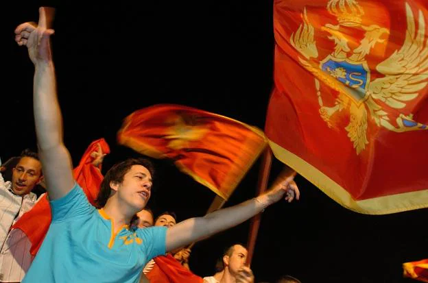Jóvenes montenegrinos celebran la victoria a favor de la independencia en el referéndum celebrado en 2006. :: reuters
