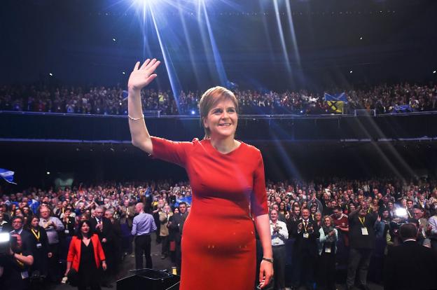 Sturgeon es ovacionada ayer en la conferencia del SNP. :: AFP