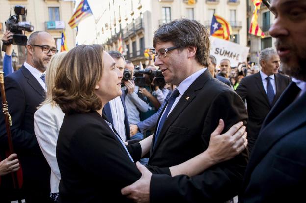 Colau y Puigdemont se saludan el pasado septiembre durante un acto de protesta contra la Fiscalía. :: Quique García / efe
