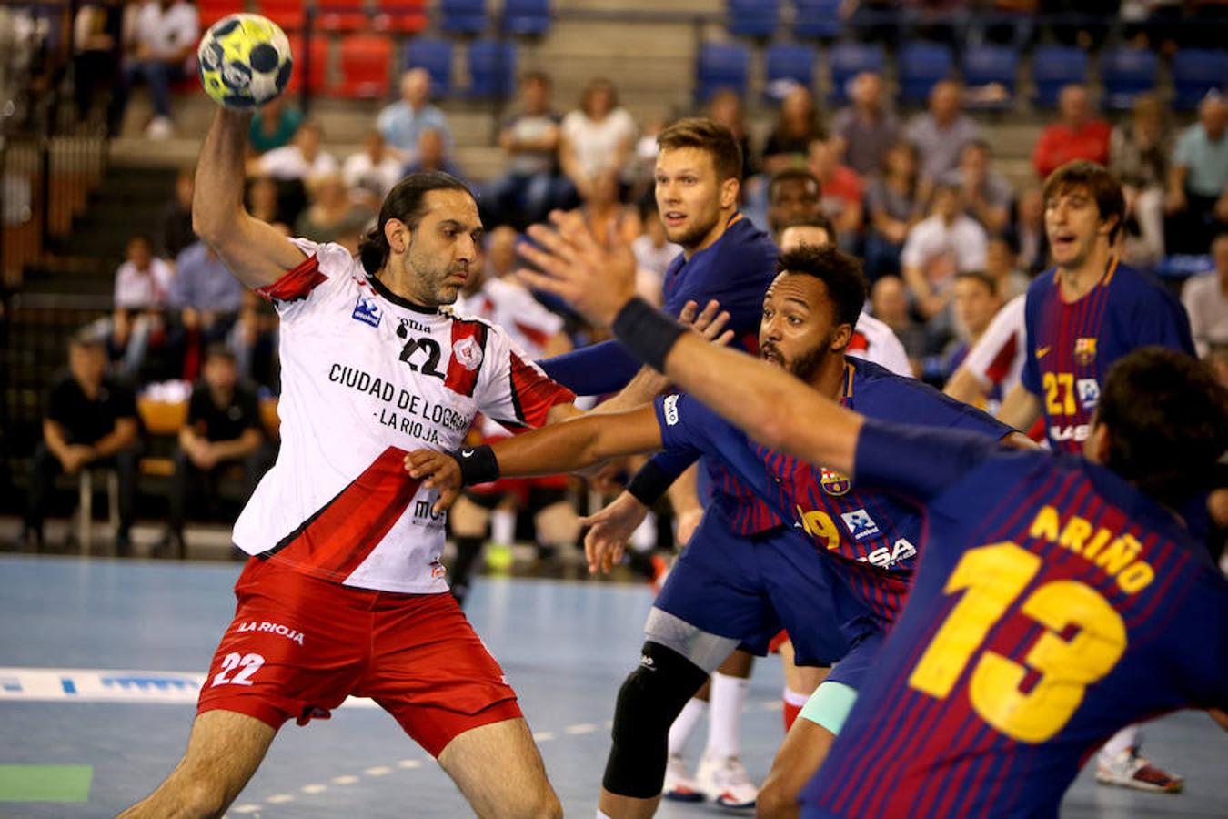 El Ciudad de Logroño tuteó al Barcelona, pero fue víctima de la superioridad azulgrana. El equipo logroñés se reconcilió con su juego y con una afición agradecida por el esfuerzo a pesar de la derrota por 25-32
