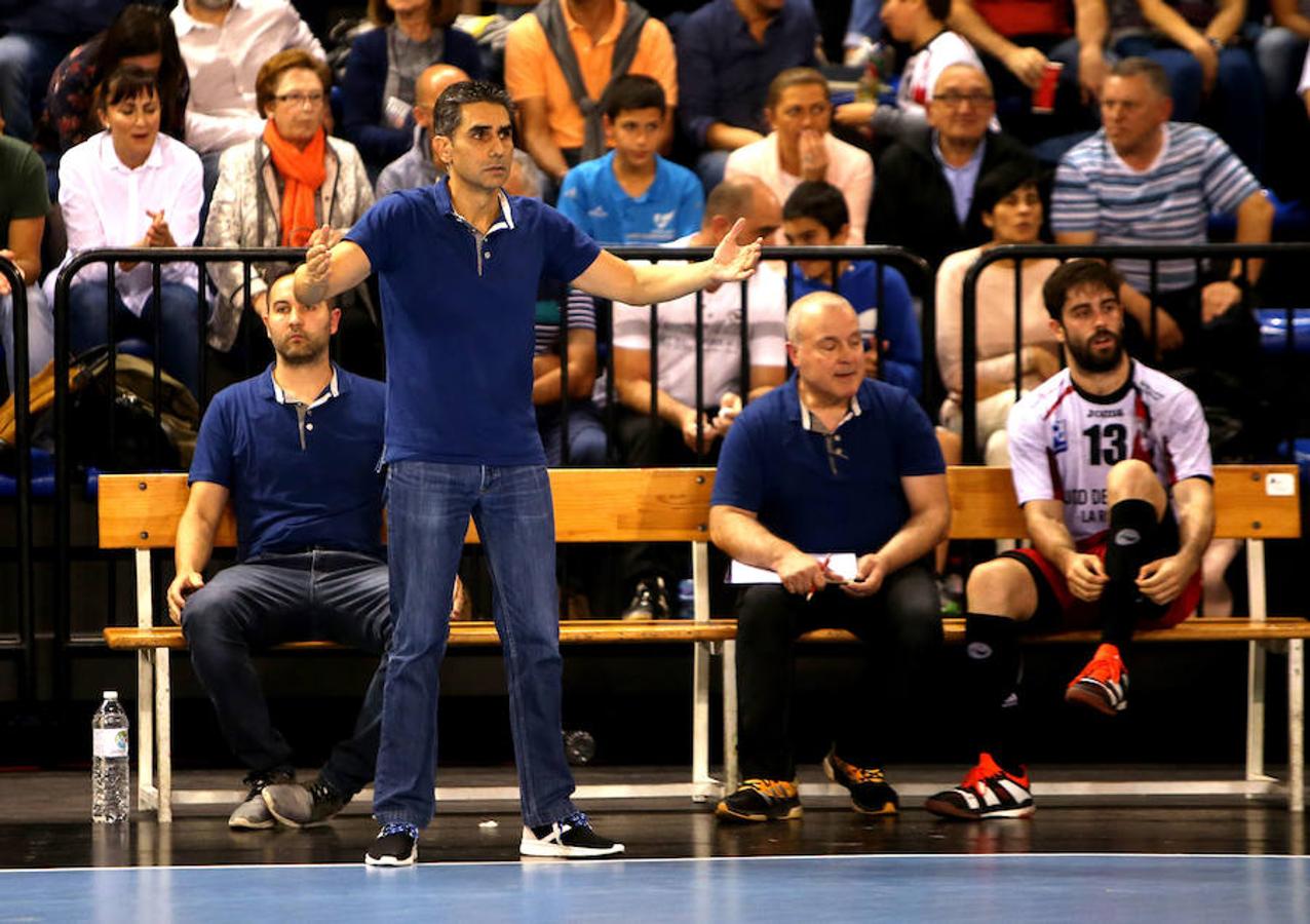 El Ciudad de Logroño tuteó al Barcelona, pero fue víctima de la superioridad azulgrana. El equipo logroñés se reconcilió con su juego y con una afición agradecida por el esfuerzo a pesar de la derrota por 25-32