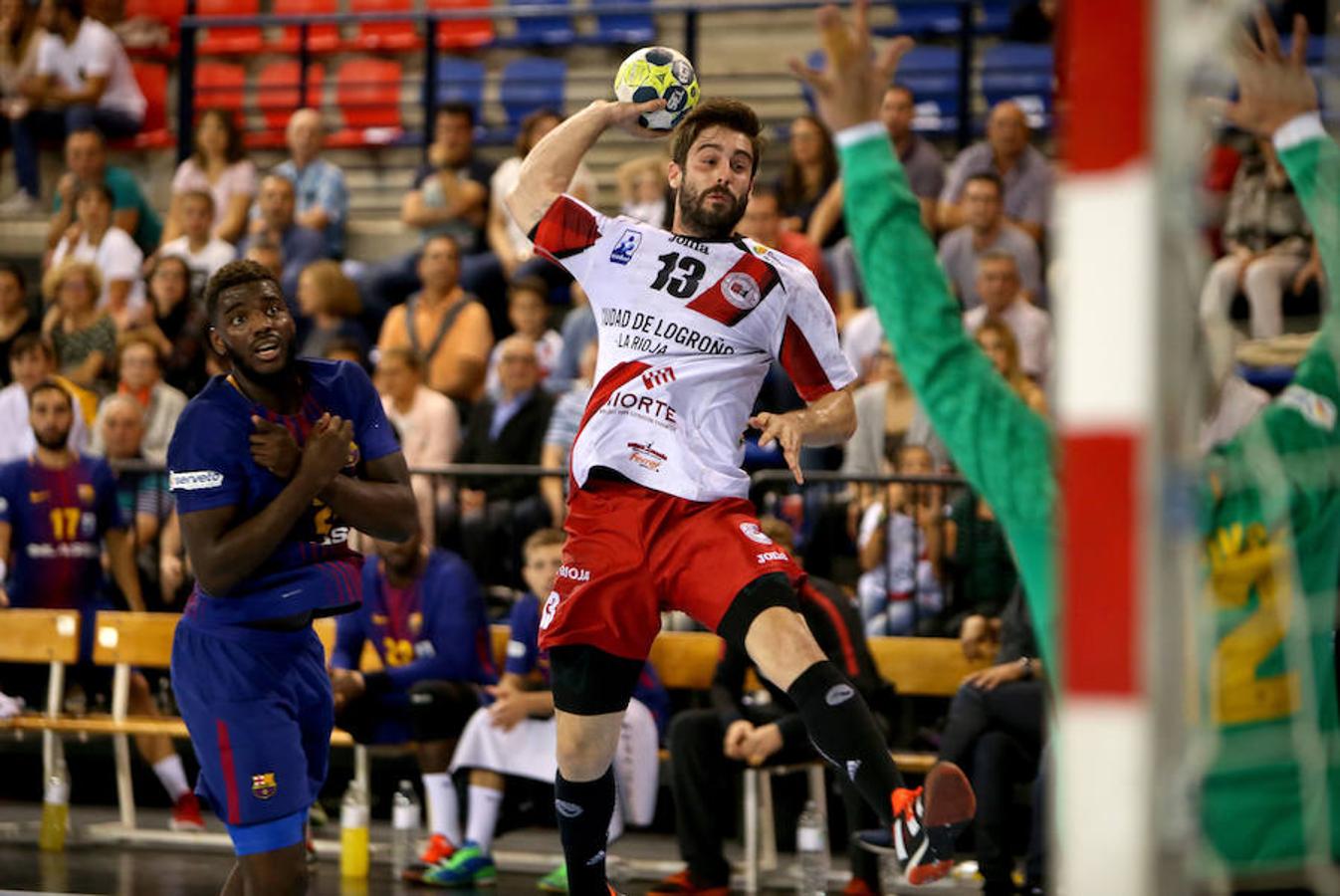 El Ciudad de Logroño tuteó al Barcelona, pero fue víctima de la superioridad azulgrana. El equipo logroñés se reconcilió con su juego y con una afición agradecida por el esfuerzo a pesar de la derrota por 25-32