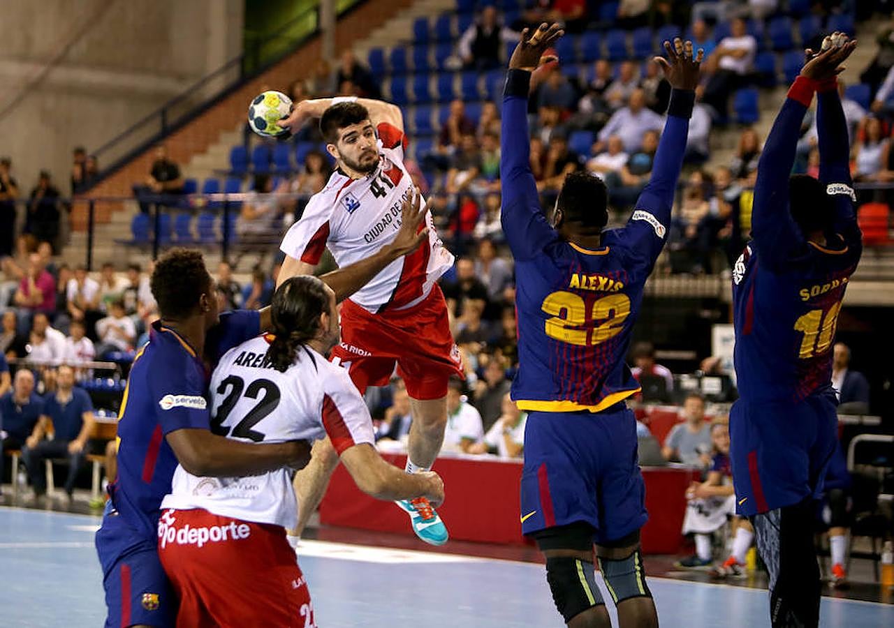 El Ciudad de Logroño tuteó al Barcelona, pero fue víctima de la superioridad azulgrana. El equipo logroñés se reconcilió con su juego y con una afición agradecida por el esfuerzo a pesar de la derrota por 25-32
