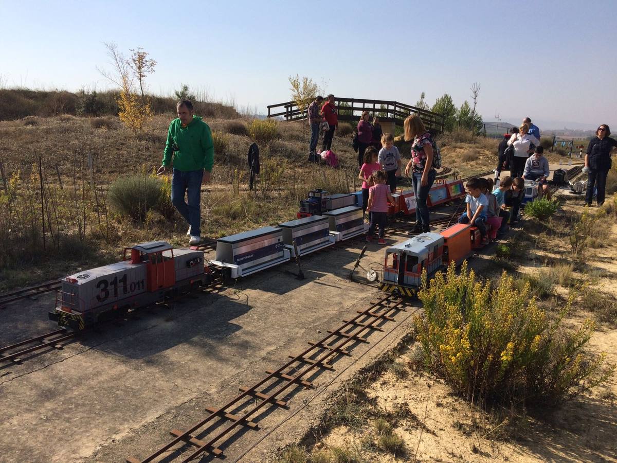 El parque temático del tren de Gimileo celebró este jueves una jornada con ferrocarriles a escala