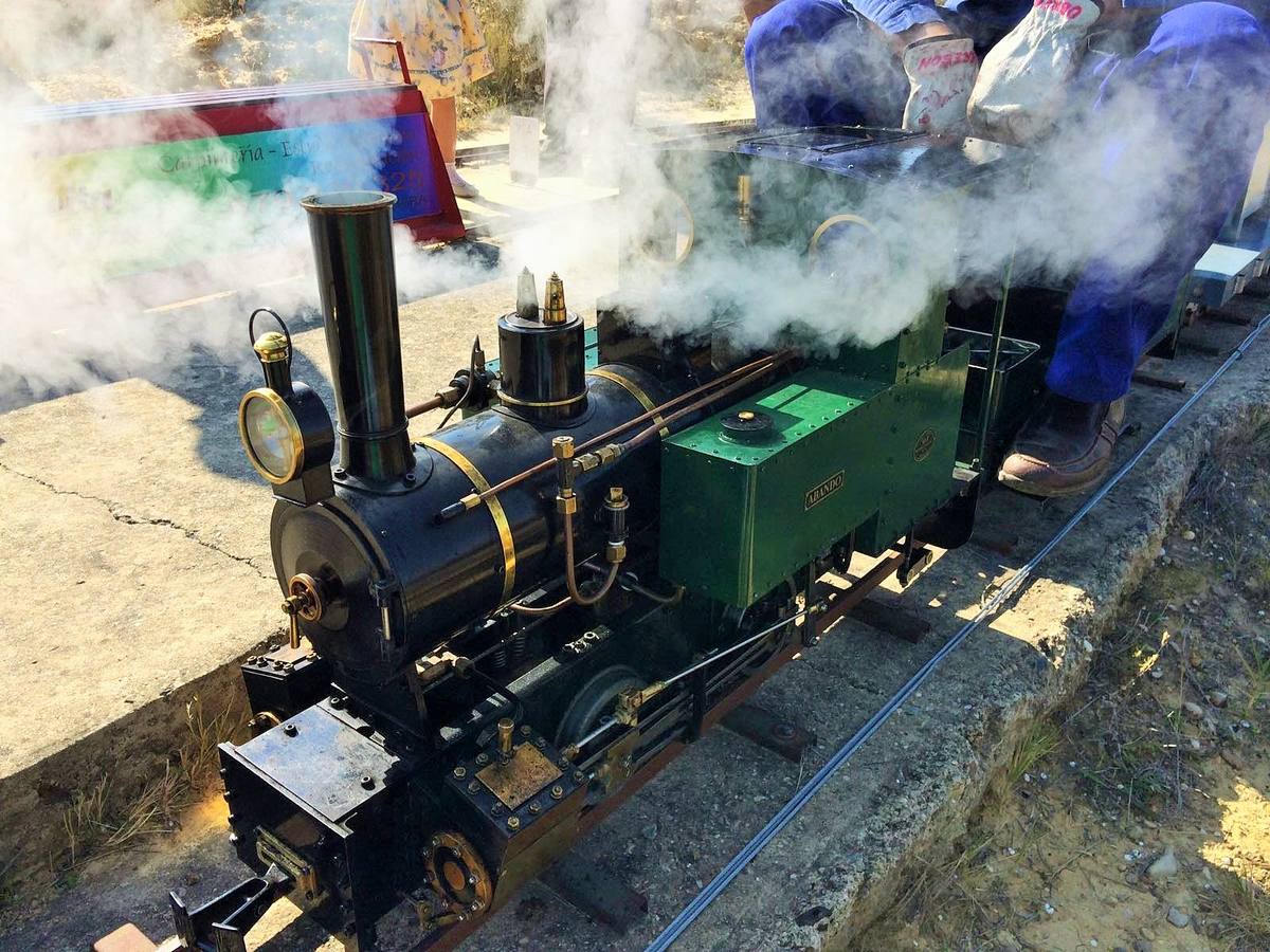 El parque temático del tren de Gimileo celebró este jueves una jornada con ferrocarriles a escala