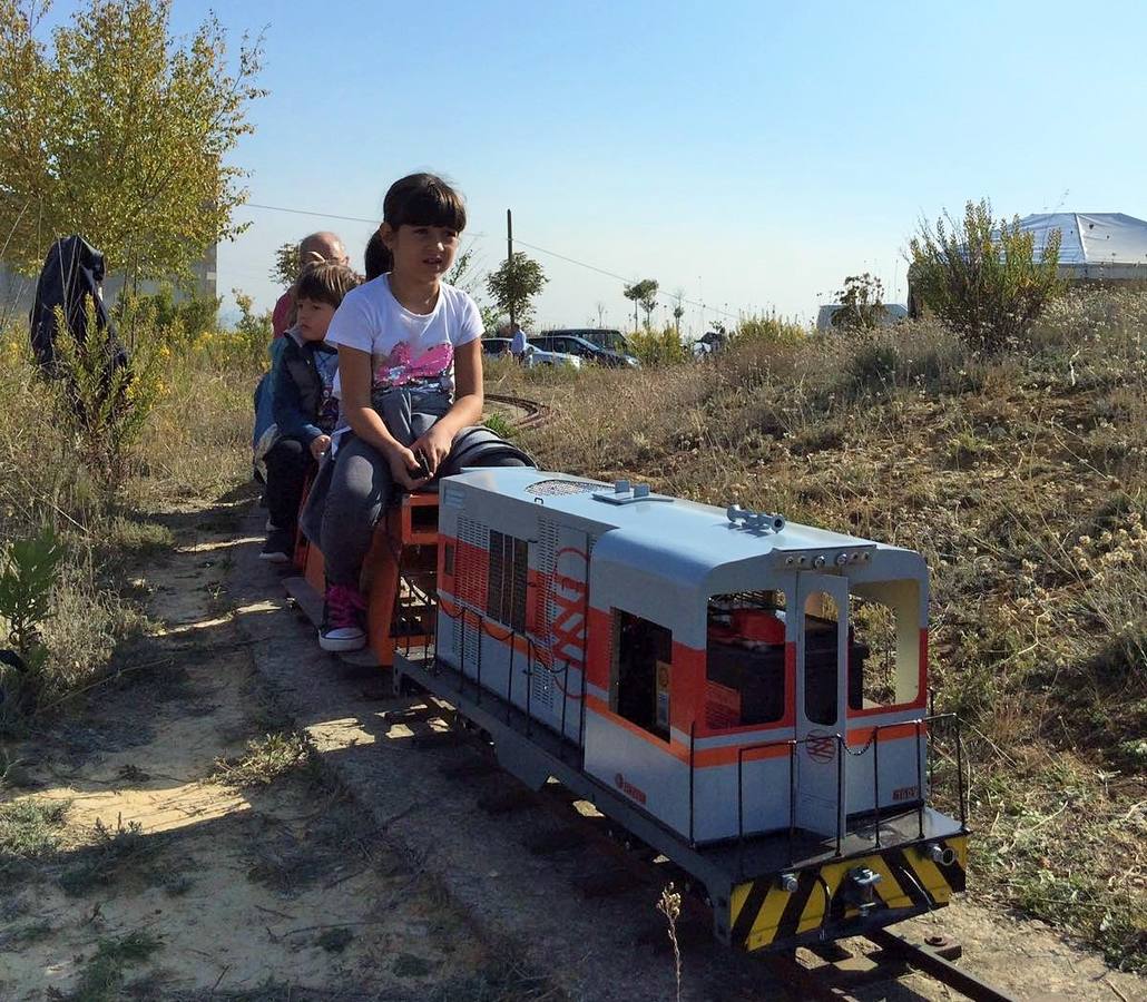 El parque temático del tren de Gimileo celebró este jueves una jornada con ferrocarriles a escala