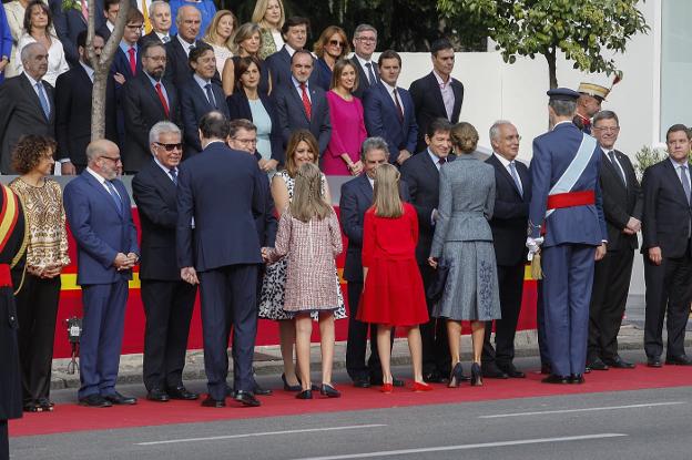 Los Reyes, la princesa de Asturias, la infanta Sofía y Rajoy saludan a las autoridades presentes en el desfile militar de ayer. :: alberto ferreras