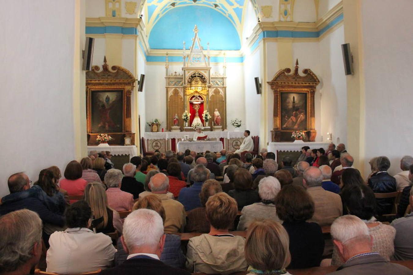 Los vecinos de Alfaro cumplieron, como dada 12 de octubre, con la tradicional romería a la ermita del Pilar, ubicada a unos tres kilómetros del casco urbano.