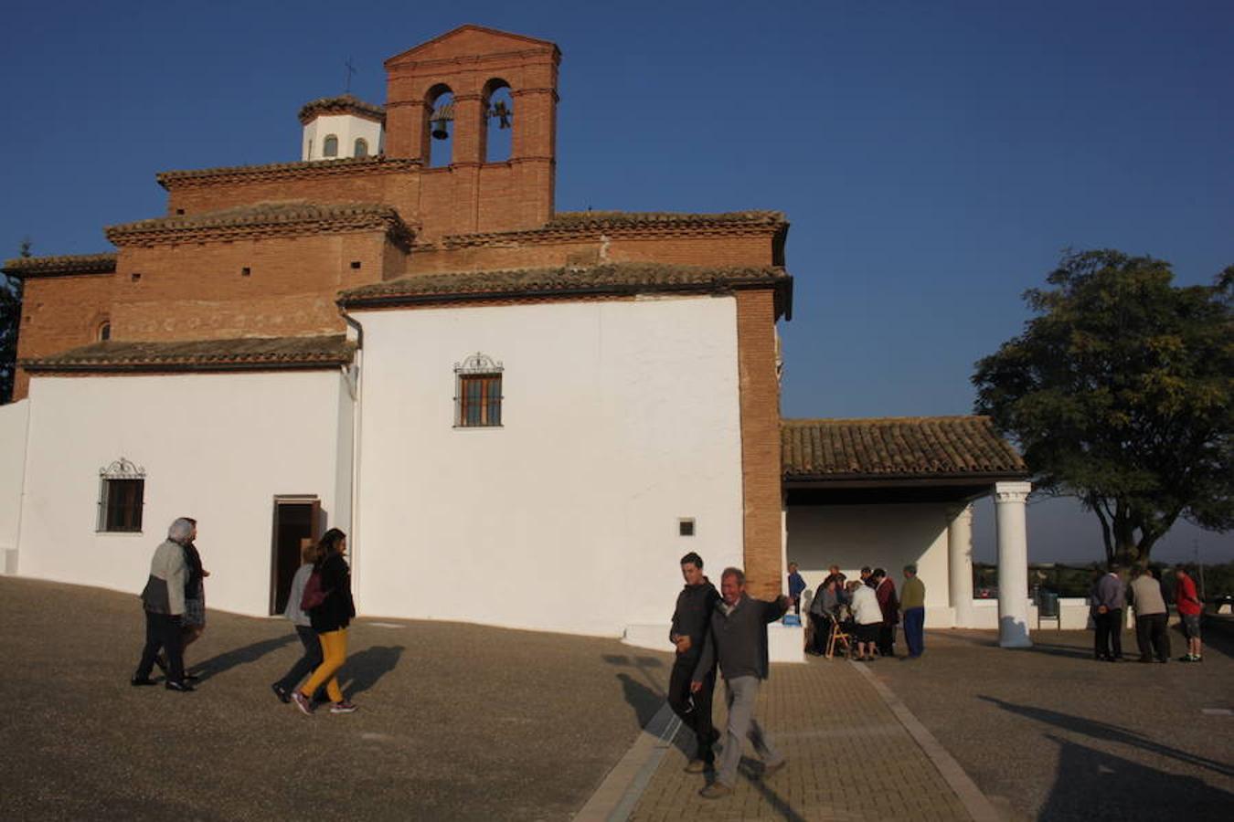 Los vecinos de Alfaro cumplieron, como dada 12 de octubre, con la tradicional romería a la ermita del Pilar, ubicada a unos tres kilómetros del casco urbano.