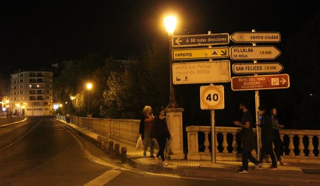 Vista del puente sobre el río Tirón en Haro, anoche, y que une la ciudad con el barrio de La Estación y el camping. :: D.M.A